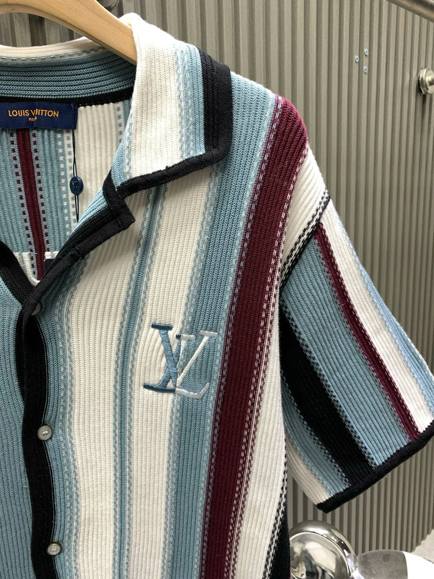 🅿️440 🀄️ Louis Vuitton Louis Vuitton 1v color block striped knitting. The original version was purchased for 15900 and developed. Custom-dyed 32-count double-ply combed cotton yarn. Used imported German (Stoll) 7 knitting machine custom-dyed yarn. Wool jacquard. Imported embroidery. Wool fermentation. Customized buttons. Customized trademark. Loose version. The original version is dyed and dyed. The color similarity is as high as 95%. The yarn is made of 2 strips of 260 combed cotton on the bottom + 5 strips of polyester + 1 strip of high-elastic stretch frame. The loom is a 14-needle STOLL machine imported from Germany. Each piece of fabric takes 390 minutes. Due to the particularity of this weave, the stability requirements of the machine are very high. Many machines cannot do it. The weaving time is very long. It is easy to have waste pieces when weaving the piece. The loss will be very large. The sewing plate is sewn with a 20-needle plate. In order to maximize the restoration effect, our large body fabric pieces are woven on an ultra-fine 16-needle flat machine. The whole piece of clothing has almost no knots. It is recommended to pair it with shorts of the same style.